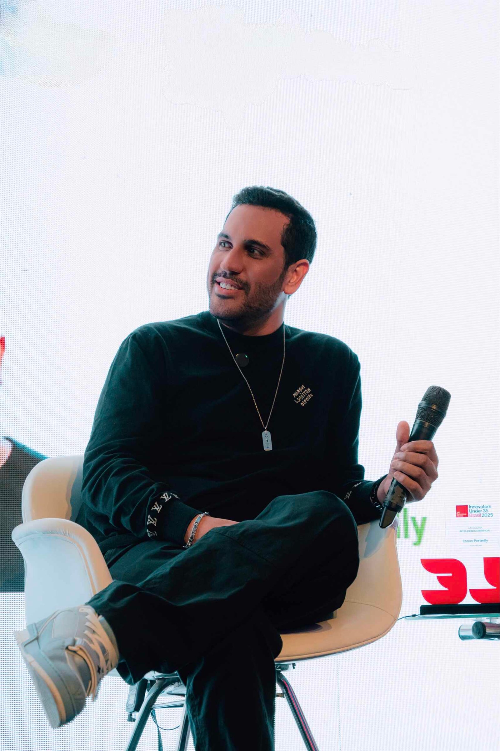 Izaias Pertrelly vence prêmio de Inteligência Artificial no MIT Innovators Under 35 19 Créditos: Visionmakin