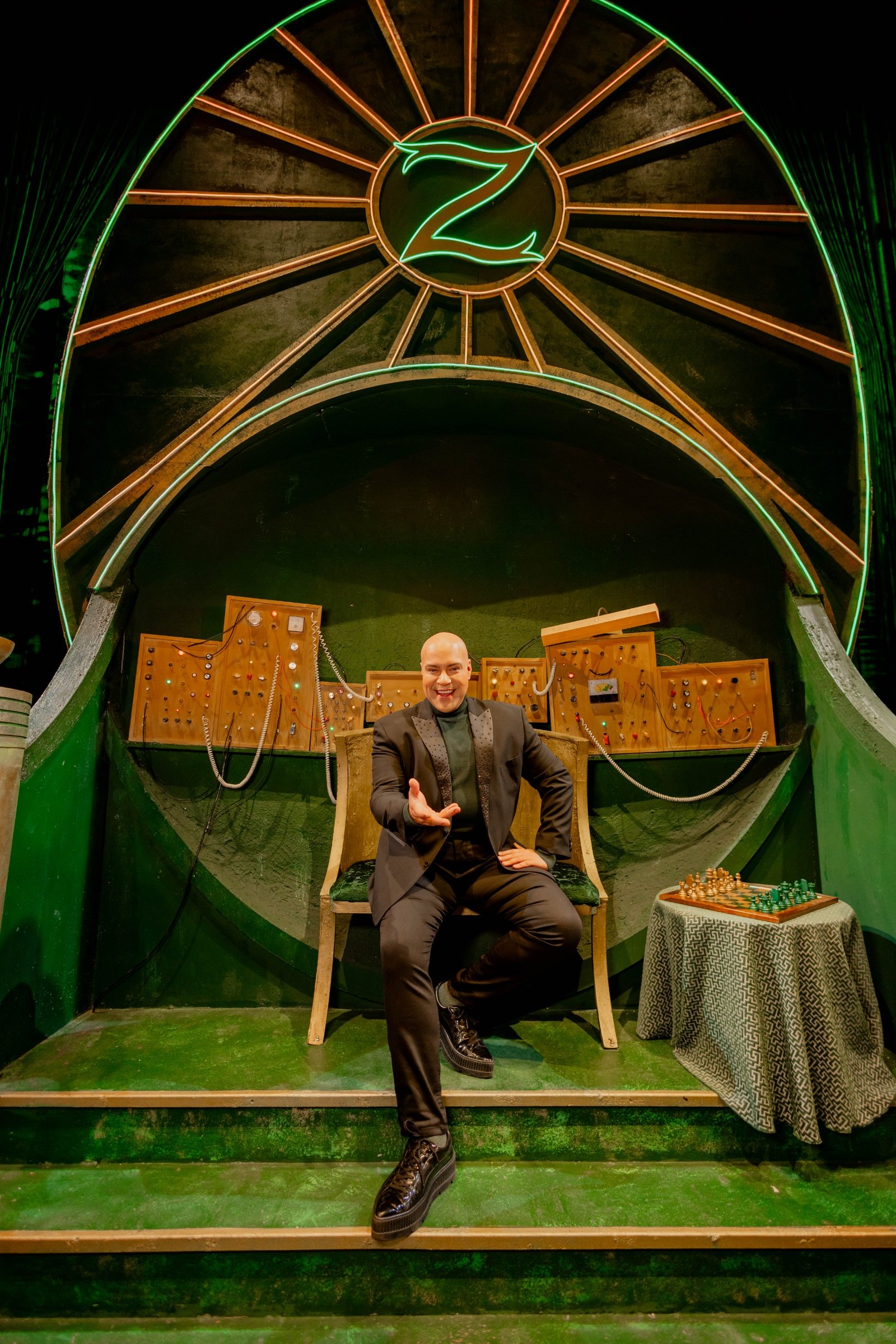 Tiago Abravanel assume o papel do Mágico de Oz em temporada especial de Wicked 17 Tiago Abravanel Wicked 5