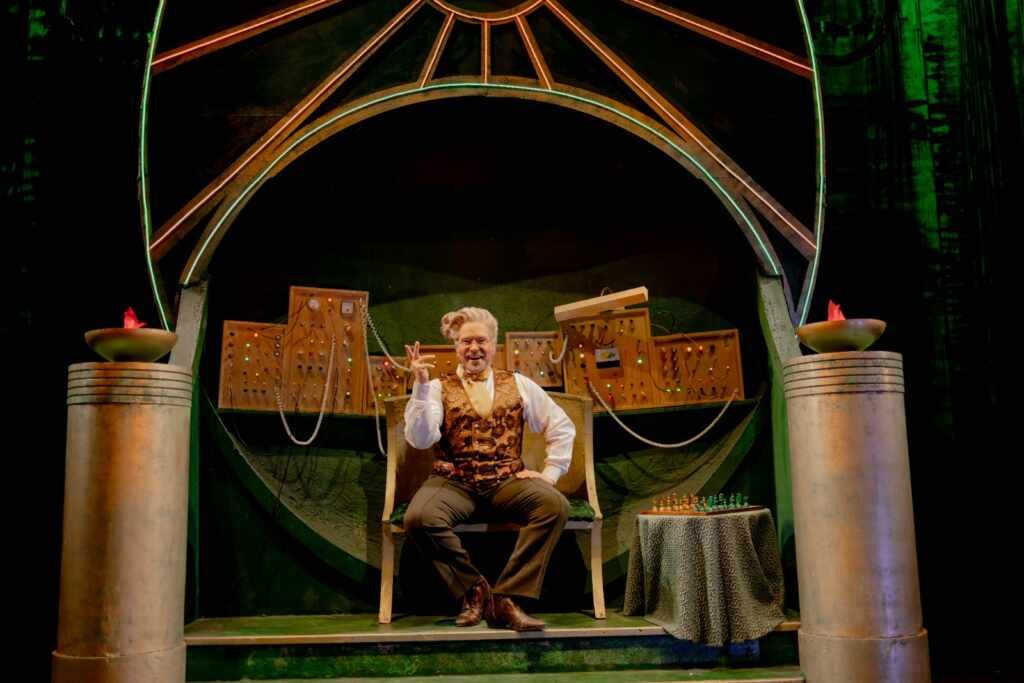 Tiago Abravanel assume o papel do Mágico de Oz em temporada especial de Wicked Tiago Abravanel Wicked 7