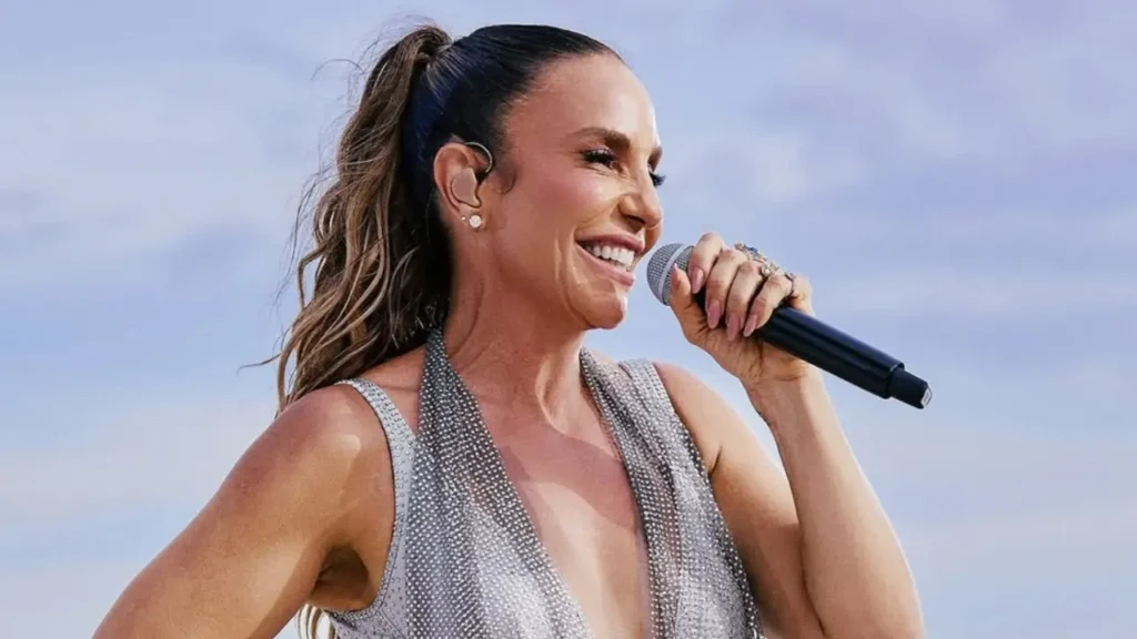 Ivete Sangalo reúne amigos em roda de samba animada em casa na Bahia Ivete Sangalo