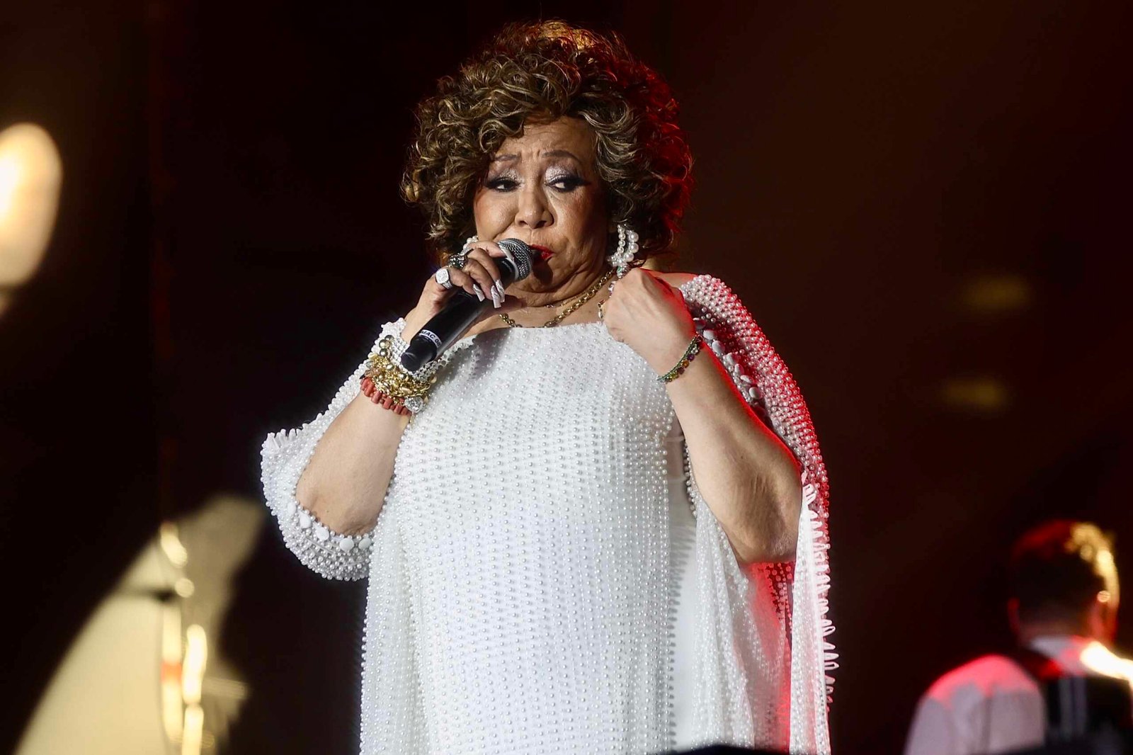 Belo e Alcione emocionam público no Palco Rio durante o Réveillon de Copacabana 23 FRF 4535 scaled