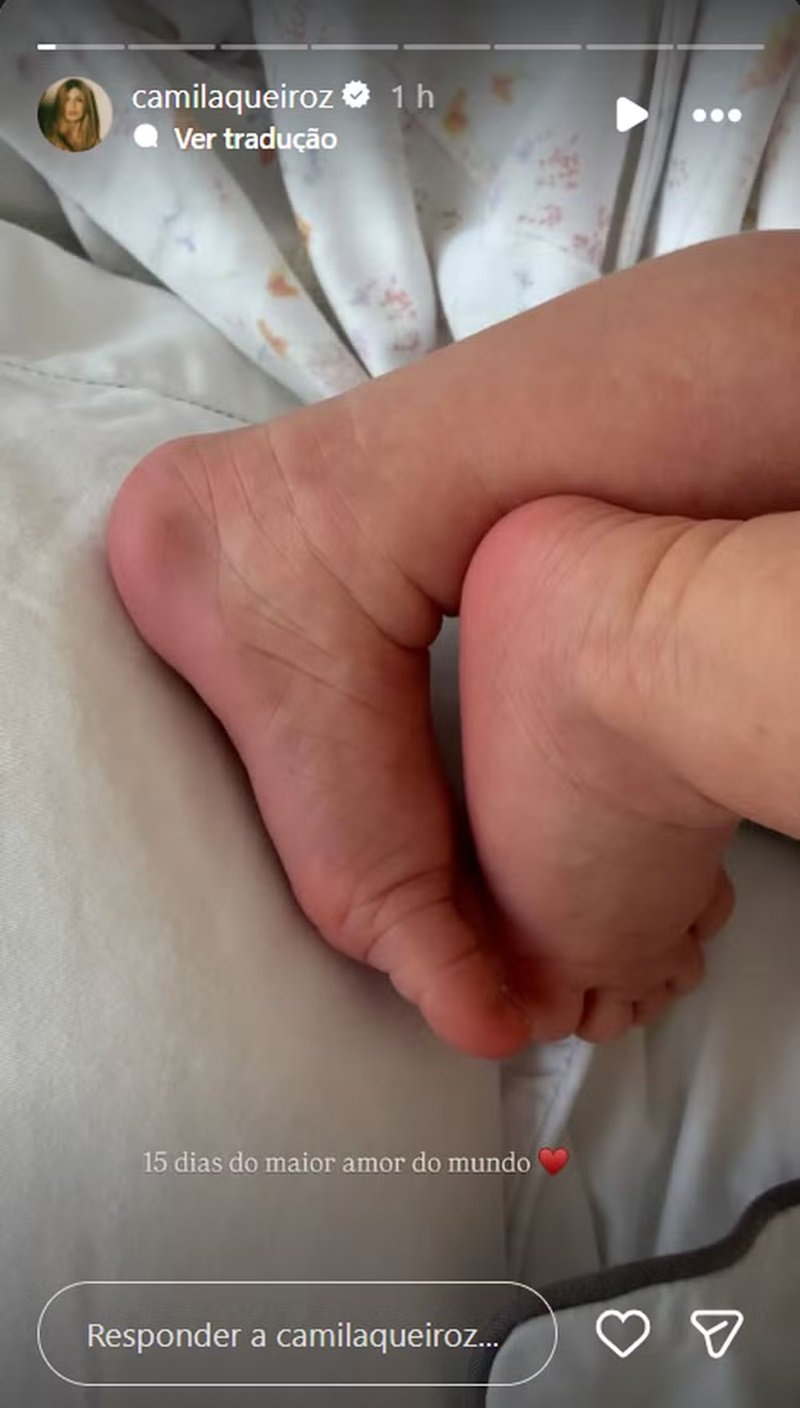 Camila Queiroz celebra 15 dias da primeira filha — Foto: Reprodução/Instagram @camilaqueiroz