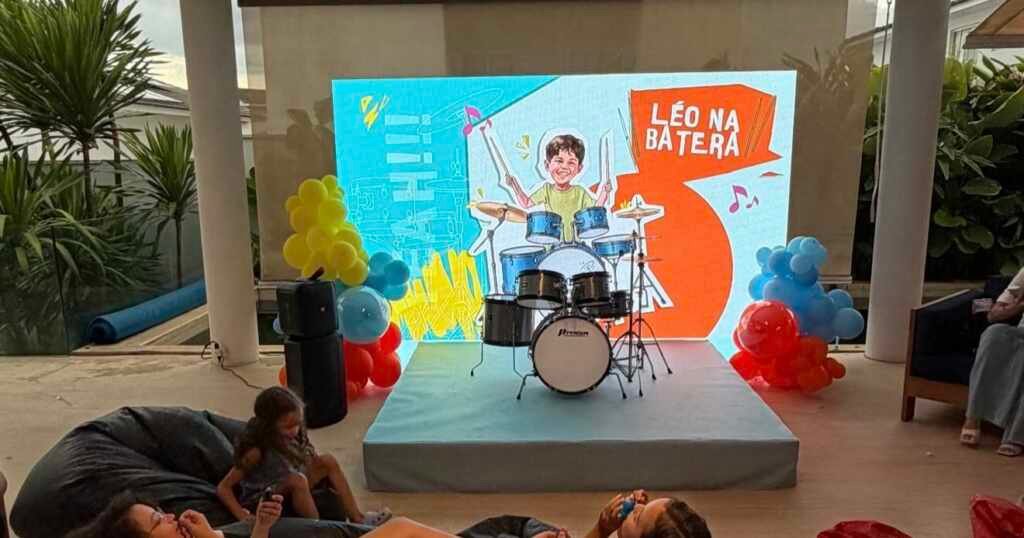 Léo, filho de Marília Mendonça, emociona ao tocar música da mãe na bateria