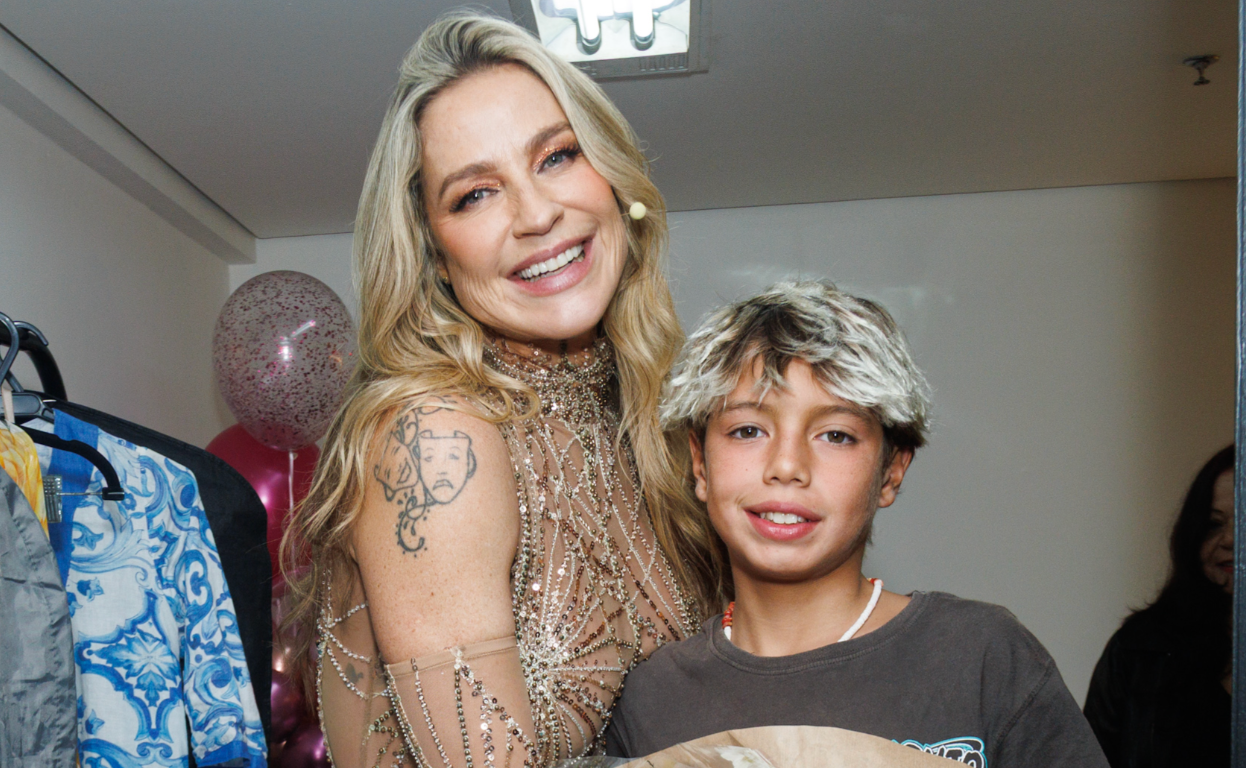 Luana Piovani recebe flores do filho Dom e carinho de amigas na estreia da peça em SP - Foto: Clayton Felizardo Brazil News