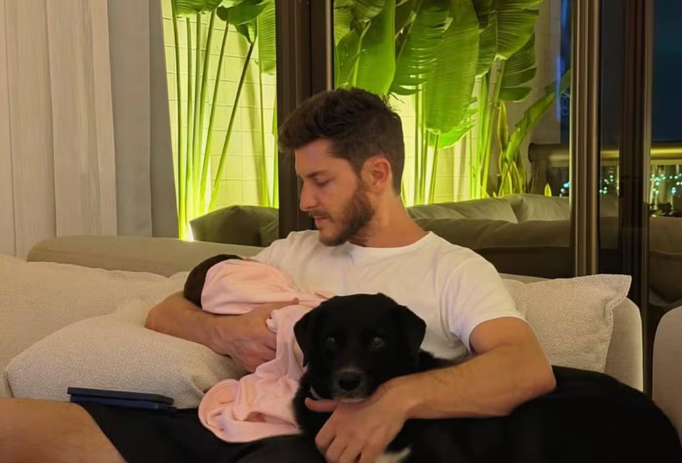 Klebber Toledo encanta ao surgir em momento especial com a filha Clara