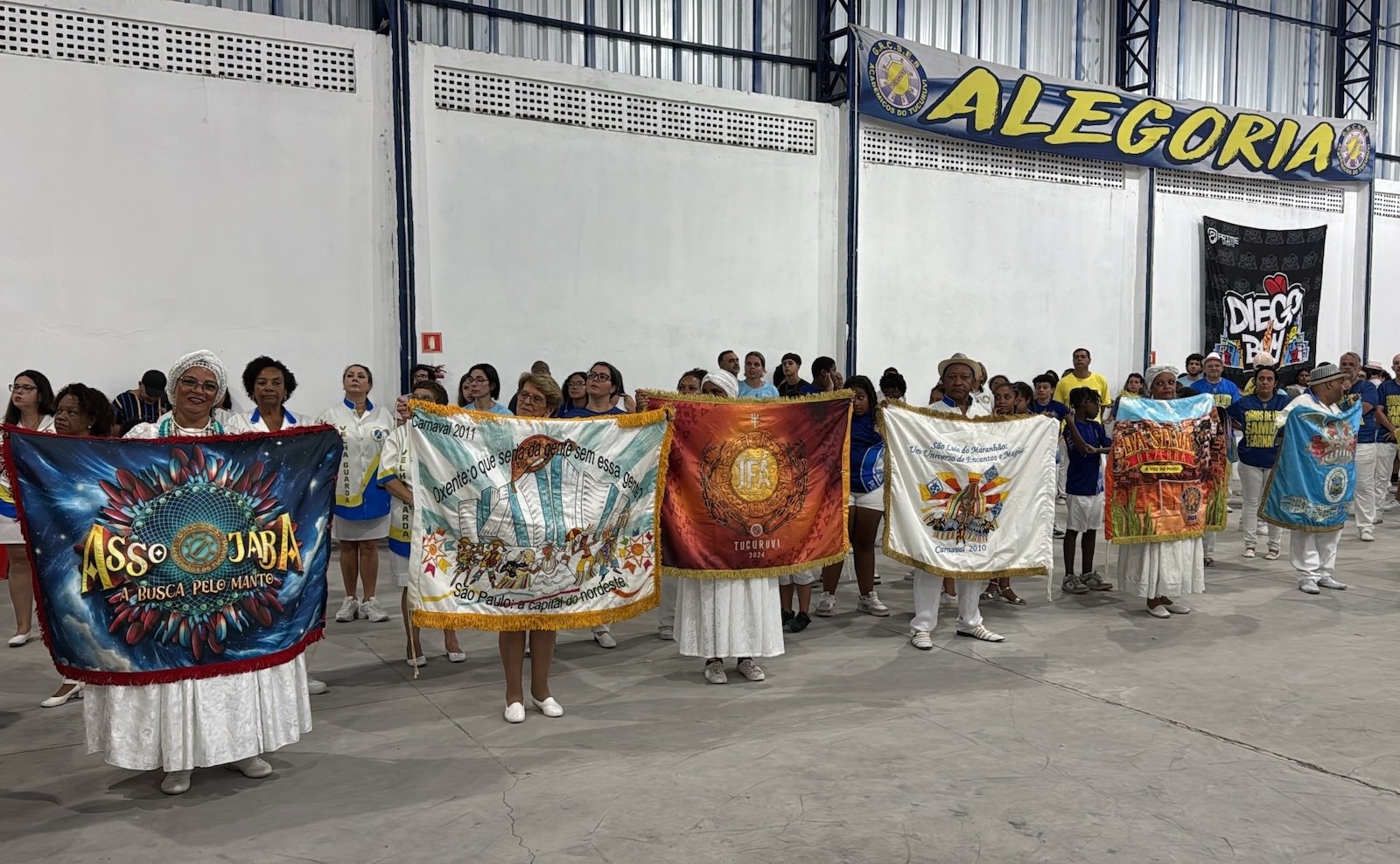 Velha Guarda e Baianas com Pavilhões do Enredo - Crédito da Foto: Renato Cipriano / Divulgação