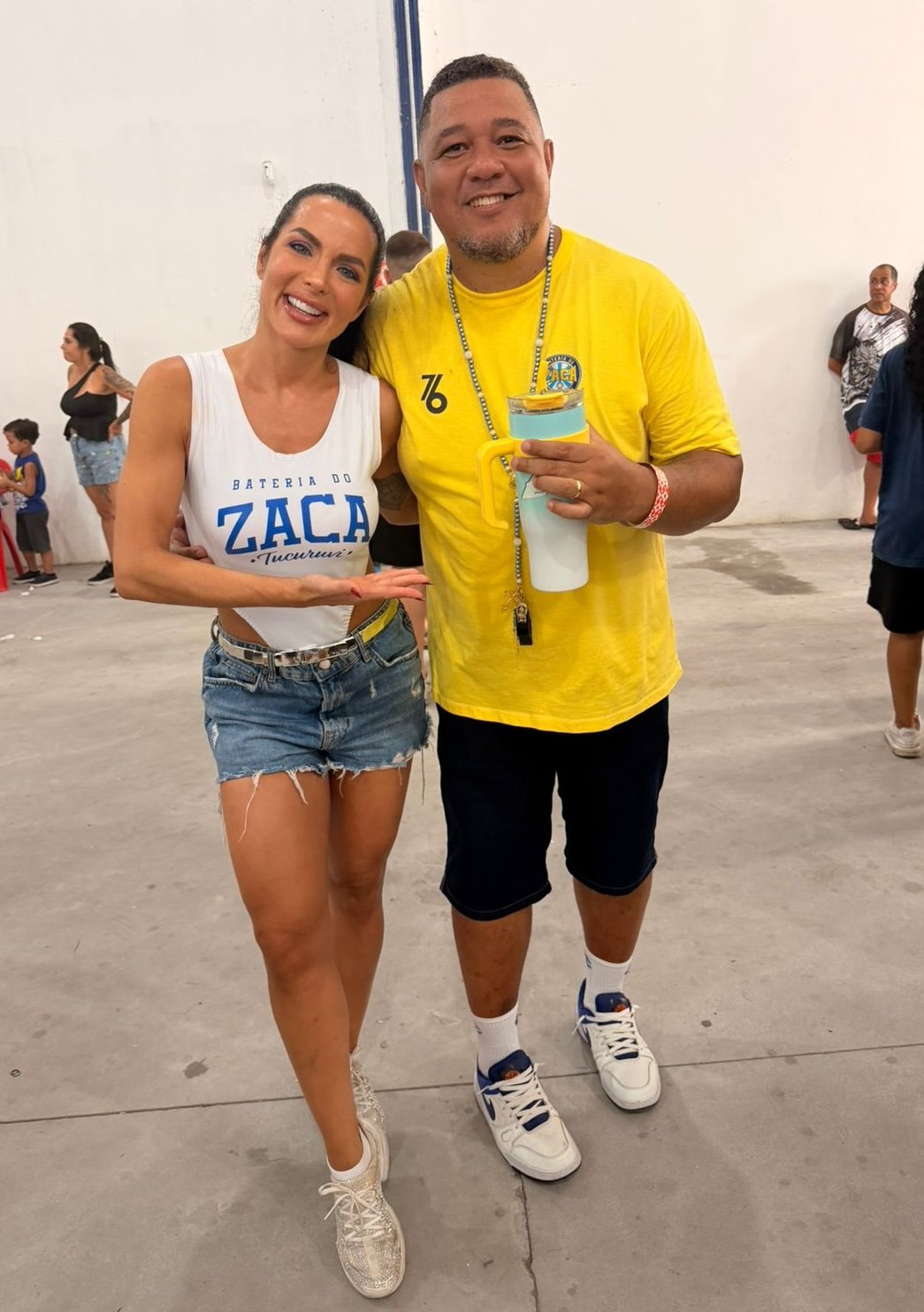 Rainha de bateria Carla Prata comemora campeonato do Tucuruvi com troféu na quadra 19 Carla Prata e Mestre Serginho - Crédito da Foto: Renato Cipriano - Divulgação