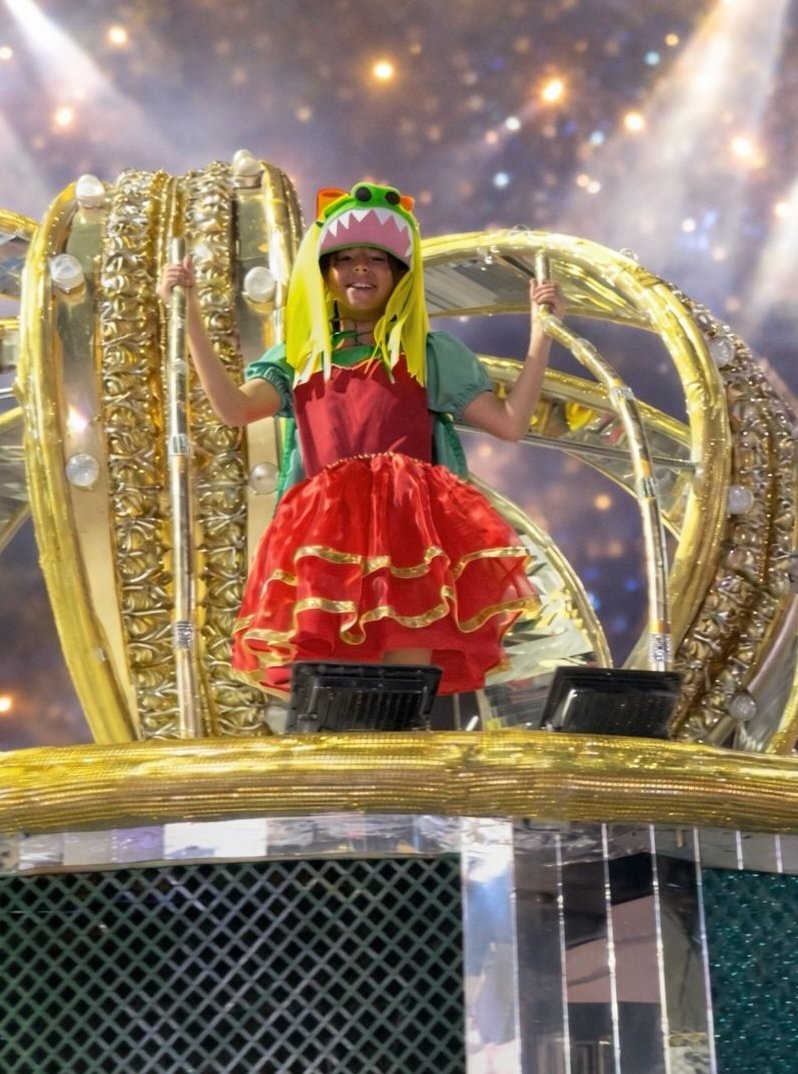 Aos 9 anos, Athena Emerim consolida ascensão meteórica ao desfilar na Marquês de Sapucaí 19 Athena Emerim - Crédito da Foto: Paulo Filho / Divulgação