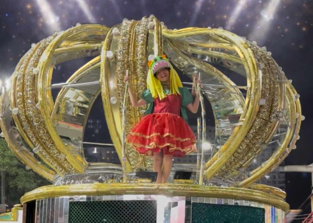 Aos 9 anos, Athena Emerim consolida ascensão meteórica ao desfilar na Marquês de Sapucaí Athena Emerim - Crédito da Foto: Paulo Filho / Divulgação