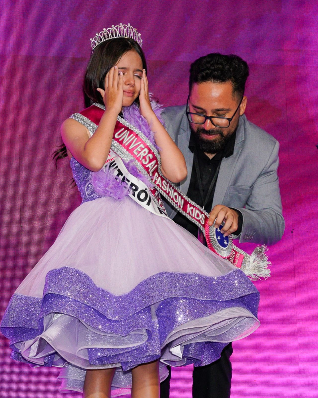 Aos 9 anos, Athena Emerim consolida ascensão meteórica ao desfilar na Marquês de Sapucaí 21 Athena Emerim e Paulo Filho - Crédito da Foto: Daniel Komarcha / Divulgação