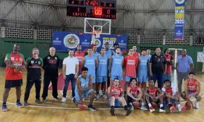 Thiago Borges ladeado pela equipe do Basket Osasco - Crédito da Foto: Divulgação Zuleika Ferreira