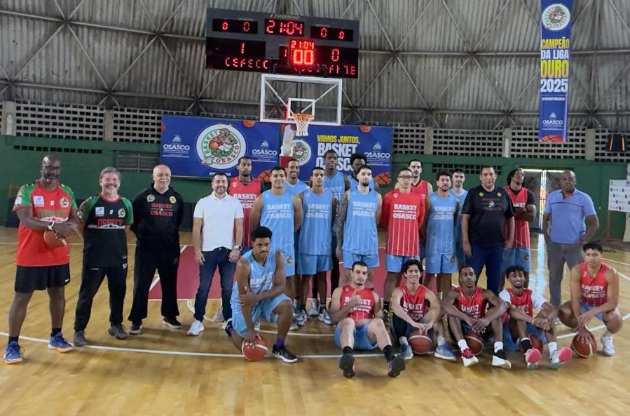 Thiago Borges ladeado pela equipe do Basket Osasco - Crédito da Foto: Divulgação Zuleika Ferreira